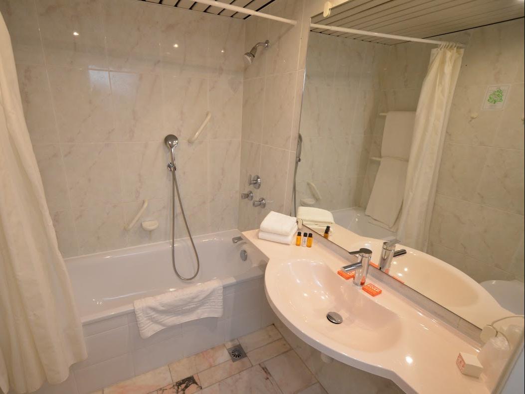 Standard Room - Bathroom - Bedford Hotel and Congress Centre